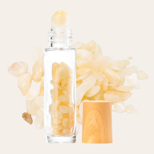 Roll-on en verre avec bouchon en plastique effet bois contenant des pierres naturelles crystal jaune.