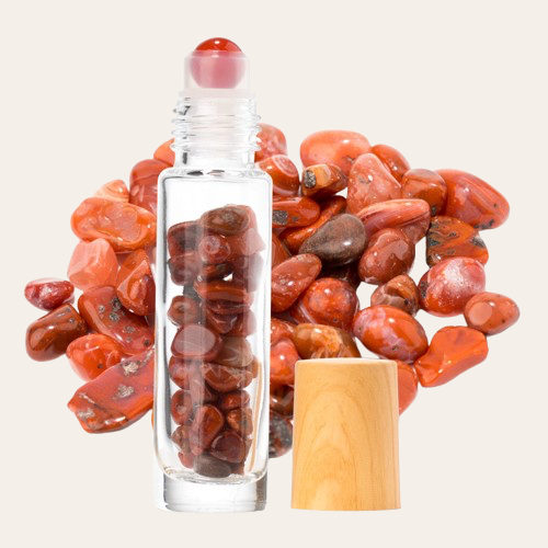 Roll-on en verre avec bouchon en plastique effet bois contenant des pierres naturelles agate rouge du sud.