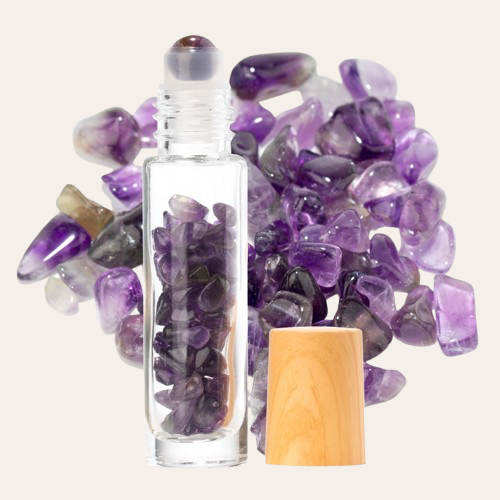 Roll-on en verre avec bouchon en plastique effet bois contenant des pierres naturelles améthyste.