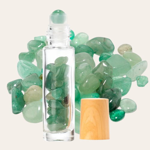 Roll-on en verre avec bouchon en plastique effet bois contenant des pierres naturelles aventurine.