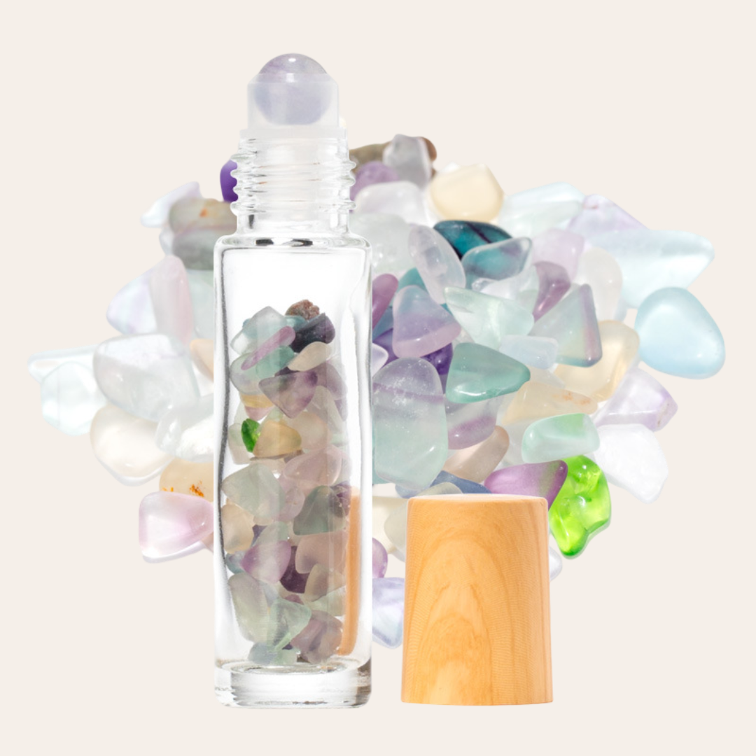 Roll-on en verre avec bouchon en plastique effet bois contenant des pierres naturelles fluorine colorée.
