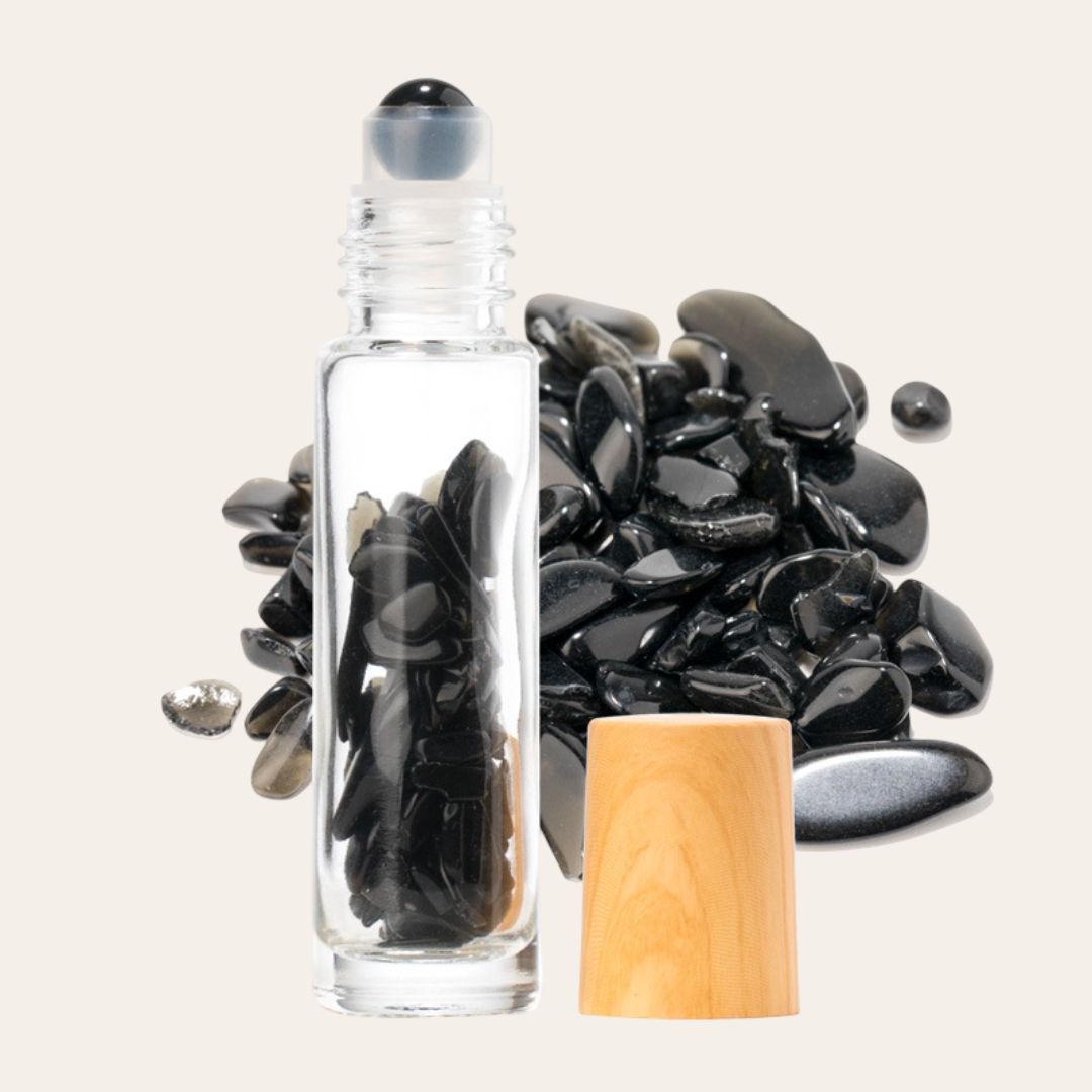 Roll-on en verre avec bouchon en plastique effet bois contenant des pierres naturelles obsidienne.