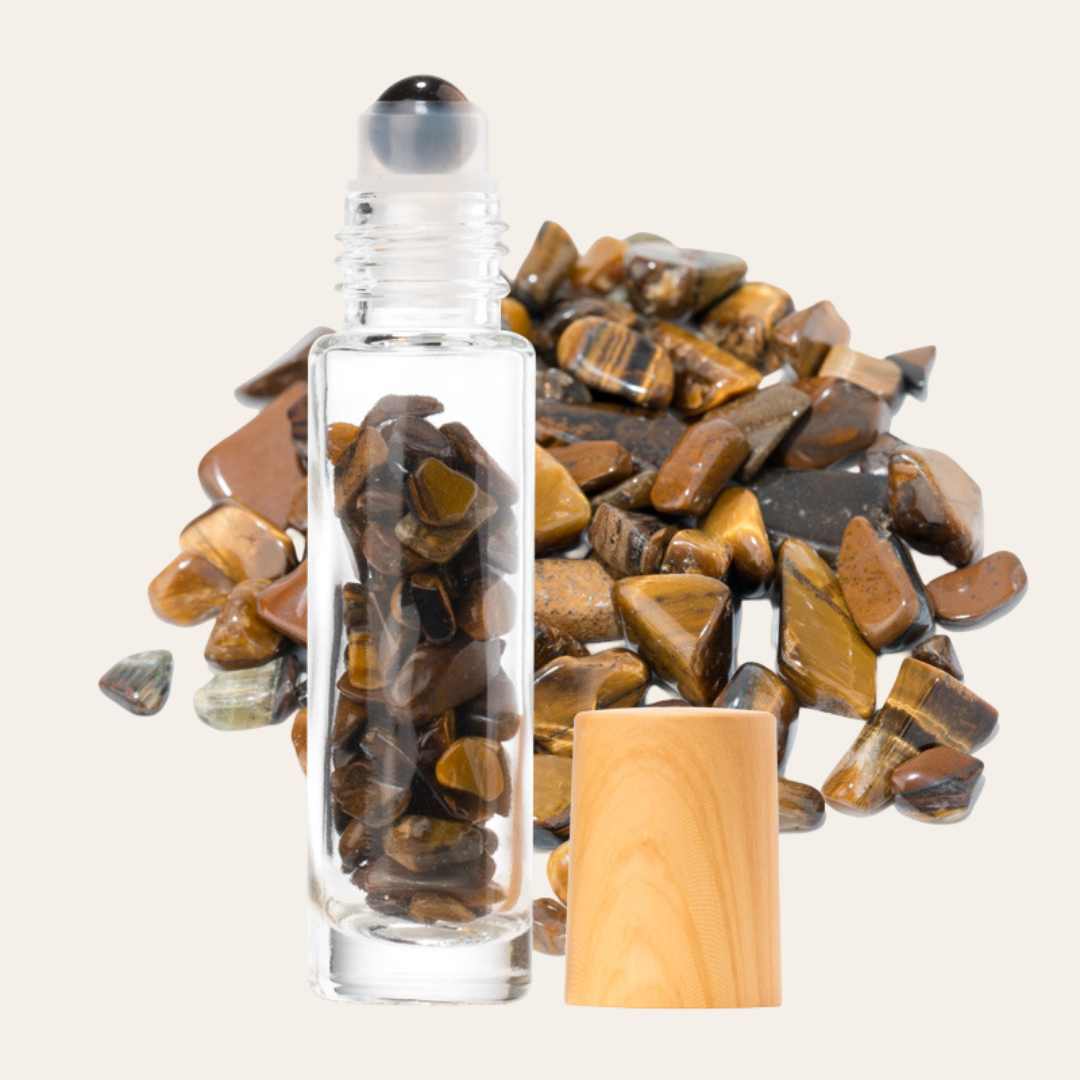 Roll-on en verre avec bouchon en plastique effet bois contenant des pierres naturelles oeil du tigre.