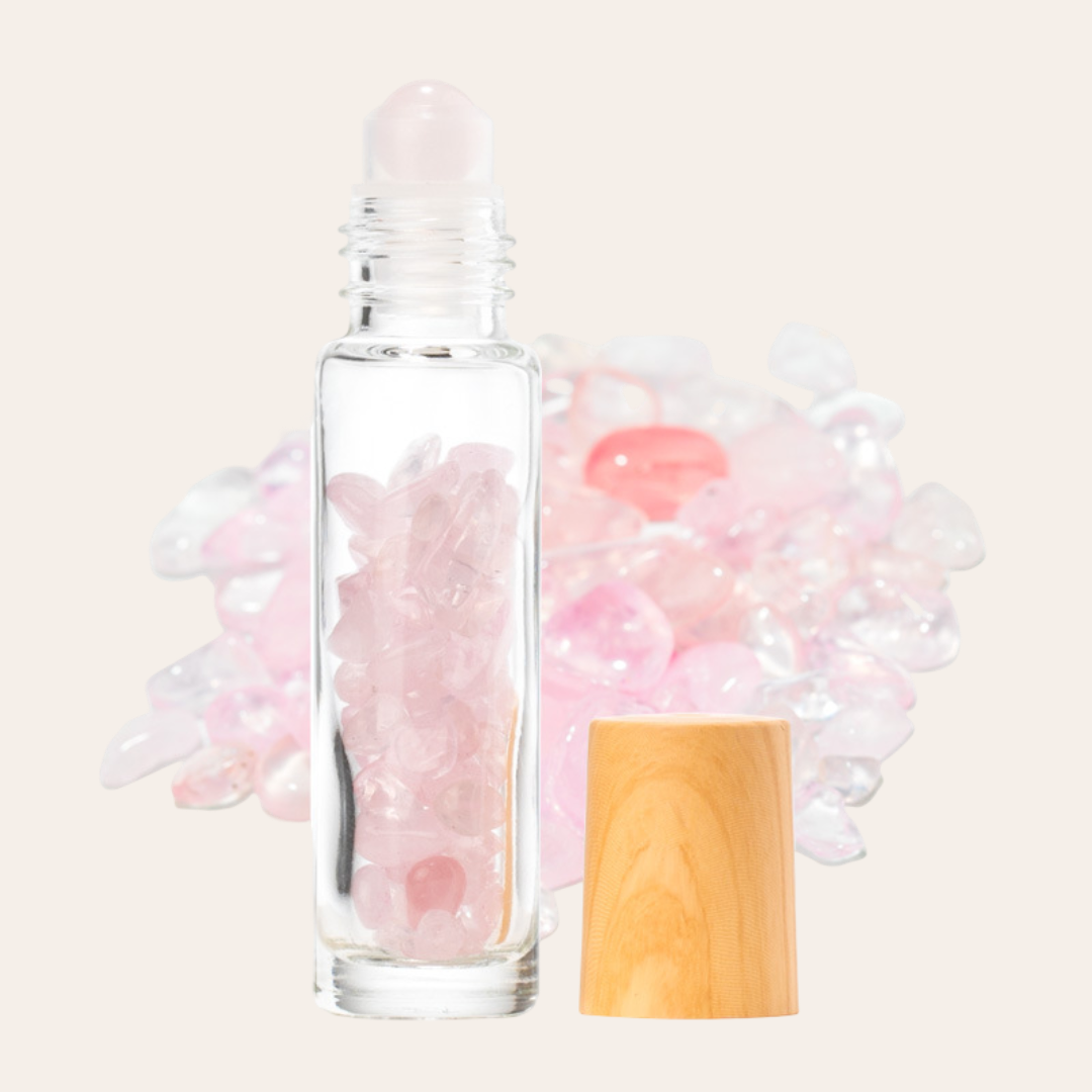 Roll-on en verre avec bouchon en plastique effet bois contenant des pierres naturelles quartz rose.